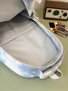 Zaino sfumato azzurro cielo con spazioso vano interno e motivo a nuvole alla moda.