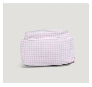 Roze ruitjes rugzak detailweergave, zoete Koreaanse schooltas met klassiek ruitpatroon.