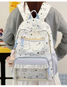 Vista dettagliata stampata di gatto di cartone animato dello zaino da studente con ali in peluche.