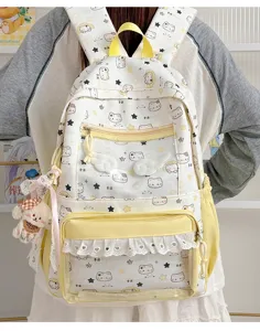 Vista dettagliata dello zaino scolastico con stampa di gatto carino e ciondolo in peluche.