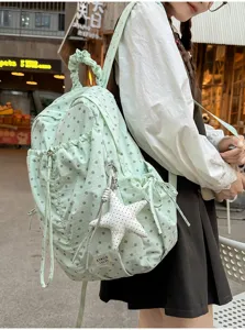 Grüner gepunkteter Rucksack mit Sternenanhänger, Raffgriff und praktischem Kordelzug Detail.