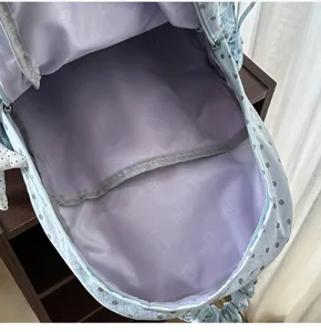 Detailansicht des süßen blauen Rucksacks mit Pünktchen und geräumigem Innenfutter.