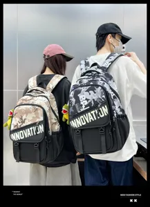 Vue détaillée du sac à dos camouflage élégant avec tissu durable et plusieurs compartiments.