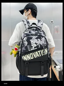 Sac à dos imprimé camouflage tendance avec pendentif, idéal pour étudiants et voyages.