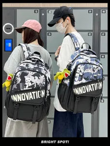 Sac à dos utilitaire camouflage stylé pour étudiants, design tendance grande capacité.