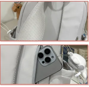 Vue détaillée du sac à dos décontracté blanc de style japonais avec bretelles en maille.