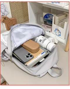 Vue détaillée du grand sac à dos gris décontracté avec un compartiment intérieur spacieux.