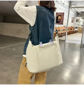 Vista dettagliata della borsa da viaggio bianca, che evidenzia il tessuto resistente e spazioso.