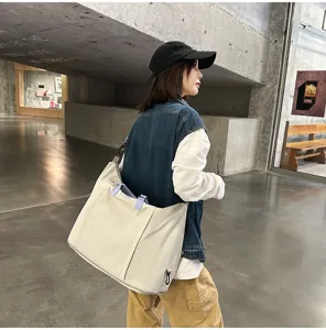 Grande borsa da viaggio crema da donna, borsone sportivo casual con dettagli viola molto capiente.