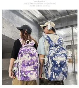 Detailansicht des Batik-Sternen-Schulrucksacks in Freizeitszene für Schüler und Reisen