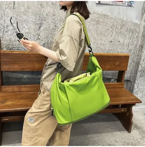 Borsa da viaggio verde da donna, grande borsa a tracolla per sport, fitness e viaggi casual.