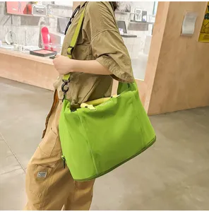 Borsa da viaggio verde da donna, grande borsa da palestra fitness con tracolla regolabile.