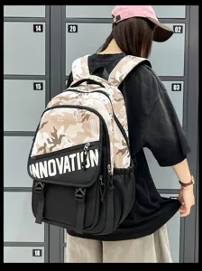 Vue détaillée du sac à dos tactique camouflage tendance avec lettrage audacieux sur le devant.