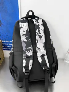 Sac à dos noir stylé avec bretelles camouflage, cartable tendance pour les voyages.