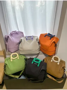 Vista detallada de bolsas de viaje coloridas con gran capacidad de almacenamiento y asas.