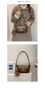 Retro karierte Klappen-Umhängetasche mit Bärenanhänger, süße College-Style Schultertasche.