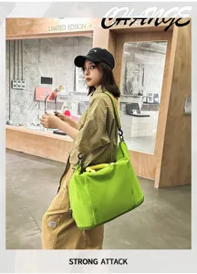 Vista detallada de la bolsa de viaje verde con diseño en contraste para gym y viajes.