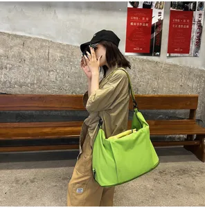 Gran bolsa de viaje verde de nylon, bolso de fitness de moda informal para viajes.