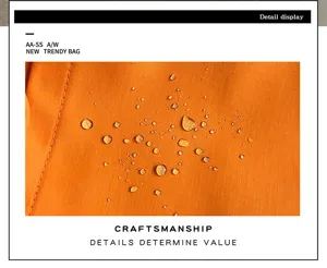 Detalle de tela impermeable naranja con textura de cuadrícula resistente y superficie repelente.
