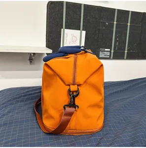 Borsa da viaggio arancione con tracolla, grande borsa sportiva e da palestra per donne.