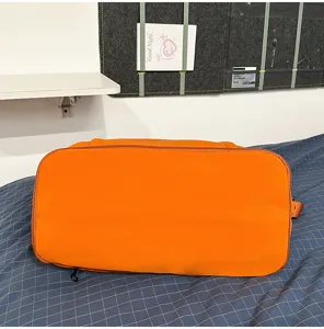 Dettaglio borsa da viaggio arancione, borsa fitness sportiva portatile con zip, uso quotidiano.