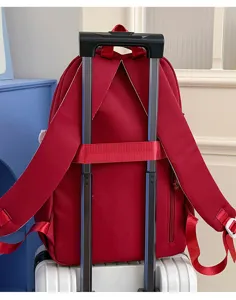 Zaino rosso a scomparti multipli su carrello per valigia per studenti vista dettaglio