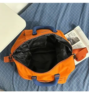 Borsa da viaggio sportiva bicolore arancione e blu con grande capienza interna.