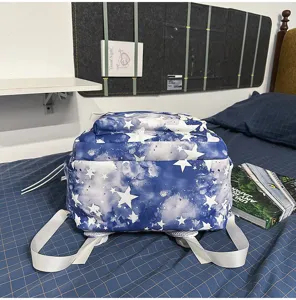 Blauer Sternenhimmel Batik Rucksack für Studenten, modische Schultasche mit breiten Gurten.