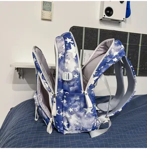 Detailansicht des lila Batik-Sternen-Rucksacks mit praktischen Mehrfach-Reißverschlussfächern.
