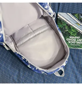 Detaillierte Ansicht des blauen Sternen Rucksacks, Innenfutter und Fächer für Schule.