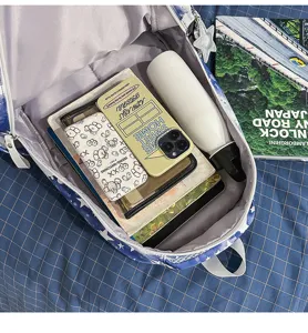 Detailansicht des sternenfarbenen Rucksacks mit geräumigem Innenraum und praktischem Stauraum.