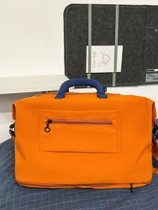 Borsa da viaggio arancione con manico blu, grande capacita borsa weekend espandibile.