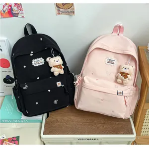 Gros plan sur les détails du sac à dos japonais mignon avec pendentif ours et broderie.