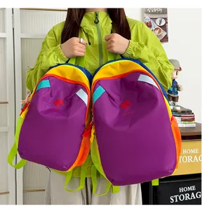 Farbenfroher Colorblock Rucksack Detailansicht, lebendiger Outdoor Freizeitschulranzen.