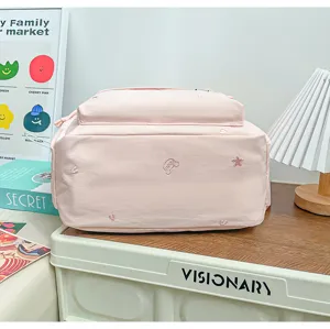 Sac à dos d'école rose doux et mignon avec des détails de broderie délicats pour un usage quotidien.