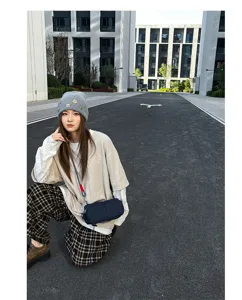 Gedetailleerd overzicht van de Japanse streetwear denim schoudertas, praktisch ontwerp.