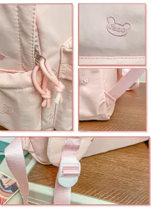 Sac à dos rose mignon style japonais doux image de détail avec tissu doux, broderie d'ours et sangles.