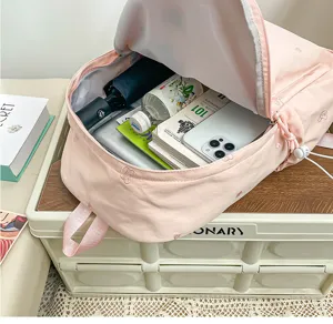 Vue détaillée du joli sac à dos rose pour fille avec espace de rangement pour l'école.