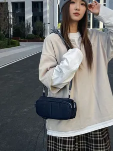 Japanse streetwear denim crossbody tas met geweven schouderband voor dagelijks gebruik.