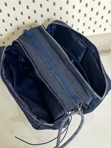 Denim schoudertas met meerdere ritsvakken en stijlvolle geweven band voor dagelijks gebruik.