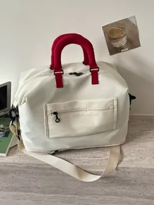 Borsa da viaggio bianca con manici rossi e tasca frontale per palestra, viaggi e tempo libero.