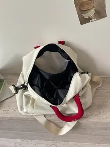 Borsa da viaggio in tela bianca con manici rossi e tasche interne per il fitness.
