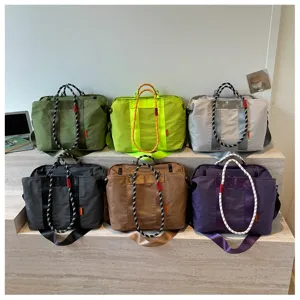 Sacs cabas de voyage à carreaux multicolores présentés pour les déplacements quotidiens.