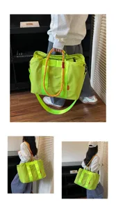 Sac cabas à carreaux vert néon voyage bagage détail montrant la conception de la bandoulière.