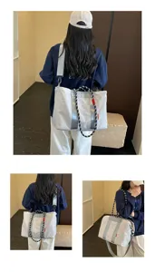 Sac cabas à motif écossais décontracté avec bandoulière large confortable et poignées tressées.
