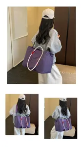 Vue détaillée du sac de voyage rétro à carreaux violets avec poignées tressées et bandoulière.