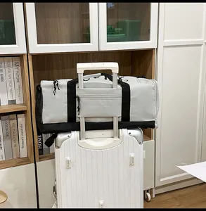 Grand sac de voyage avec passant pour trolley et tissu résistant pour les voyages week-end.