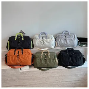 Vue détaillée du sac de voyage coloré, montrant un tissu résistant et divers coloris.