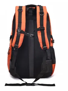Sac à dos de randonnée extérieur orange et noir avec dos en mesh respirant et sangles.