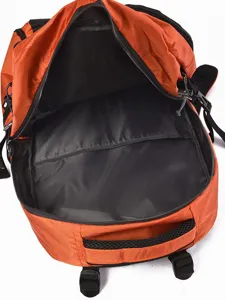 Sac à dos de randonnée extérieur orange et noir avec grand compartiment intérieur spacieux.